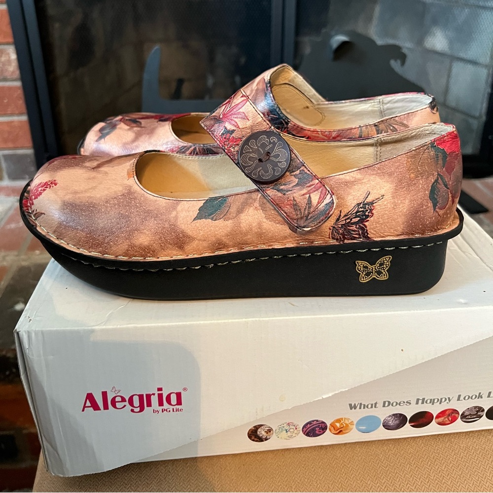 Never been worn Algeria’s size41